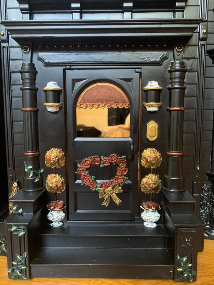 Mom Starts Upcycling Thrifted Plastic Dollhouses Into Spooky Mansions, And She’s Absolutely Nailing It Mom Starts Upcycling Thrifted Plastic Dollhouses Into Spooky Mansions, And She’s Absolutely Nailing It