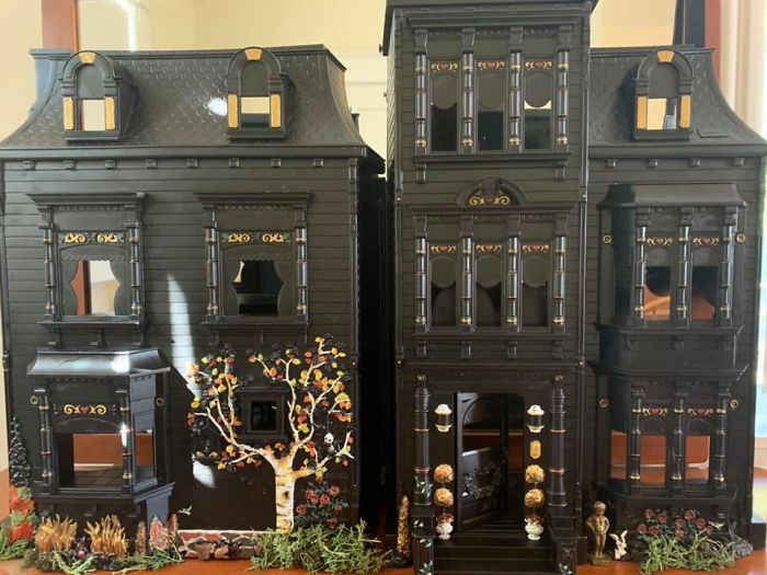 Mom Starts Upcycling Thrifted Plastic Dollhouses Into Spooky Mansions, And She’s Absolutely Nailing It Mom Starts Upcycling Thrifted Plastic Dollhouses Into Spooky Mansions, And She’s Absolutely Nailing It