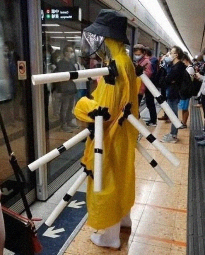 This Instagram Page Is Posting The Most Ridiculous Corona Masks Spotted On The Subway (37 Pics) This Instagram Page Is Posting The Most Ridiculous Corona Masks Spotted On The Subway (37 Pics)