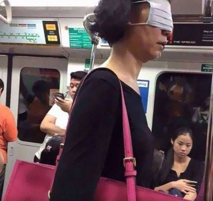 This Instagram Page Is Posting The Most Ridiculous Corona Masks Spotted On The Subway (37 Pics) This Instagram Page Is Posting The Most Ridiculous Corona Masks Spotted On The Subway (37 Pics)