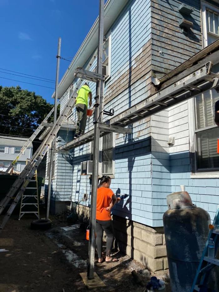Electrician Fixes 72 Y.O. Woman&rsquo;s Lights, Then Enlists Entire Community To Fix Her Broken-Down House For Free