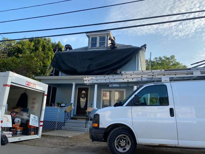 Electrician Fixes 72 Y.O. Woman&rsquo;s Lights, Then Enlists Entire Community To Fix Her Broken-Down House For Free