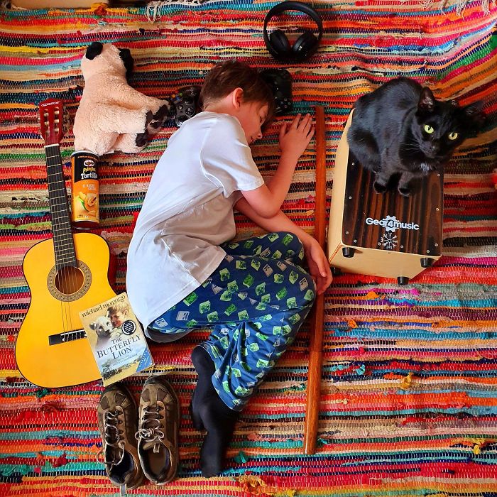 People Show What Items They Value The Most, Pose With Them As If They Were Buried As Per Old Burial Traditions People Show What Items They Value The Most, Pose With Them As If They Were Buried As Per Old Burial Traditions