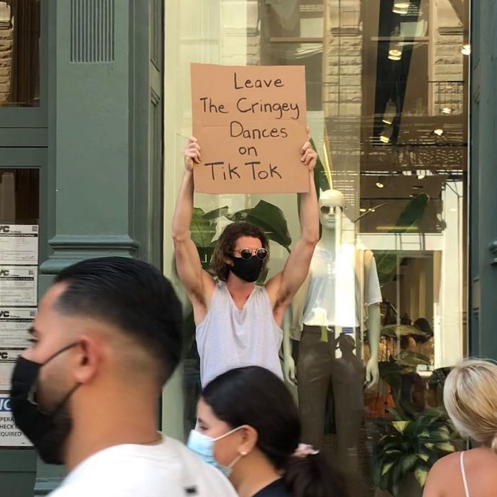 Dude Keeps Protesting Annoying Everyday Things With Funny Signs Dude Keeps Protesting Annoying Everyday Things With Funny Signs