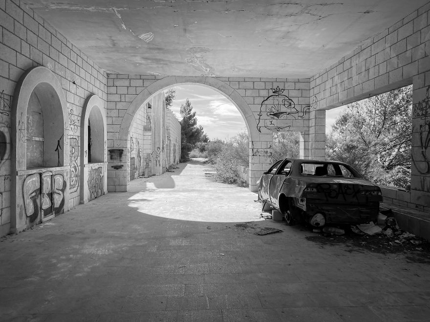 I Photograph Luxury Hotels That Were Abandoned After The Yugoslavia War (32 Pics) I Photograph Luxury Hotels That Were Abandoned After The Yugoslavia War (32 Pics)