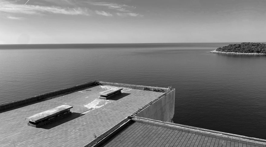 I Photograph Luxury Hotels That Were Abandoned After The Yugoslavia War (32 Pics) I Photograph Luxury Hotels That Were Abandoned After The Yugoslavia War (32 Pics)