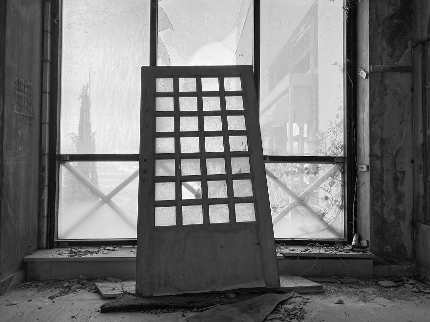 I Photograph Luxury Hotels That Were Abandoned After The Yugoslavia War (32 Pics) I Photograph Luxury Hotels That Were Abandoned After The Yugoslavia War (32 Pics)