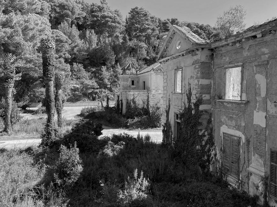 I Photograph Luxury Hotels That Were Abandoned After The Yugoslavia War (32 Pics) I Photograph Luxury Hotels That Were Abandoned After The Yugoslavia War (32 Pics)