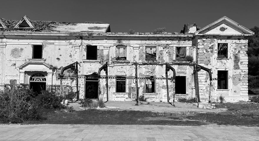 I Photograph Luxury Hotels That Were Abandoned After The Yugoslavia War (32 Pics) I Photograph Luxury Hotels That Were Abandoned After The Yugoslavia War (32 Pics)