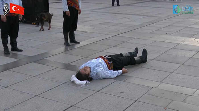 Stray Dog Interrupts Performance To Help Actor Who’s Pretending To Be Injured Stray Dog Interrupts Performance To Help Actor Who’s Pretending To Be Injured