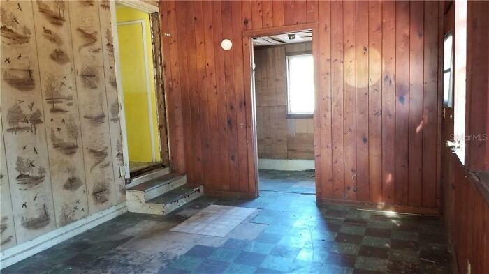 House Listing Of “The Worst House On The Street” Goes Viral For Its Hilarious Commentary House Listing Of “The Worst House On The Street” Goes Viral For Its Hilarious Commentary