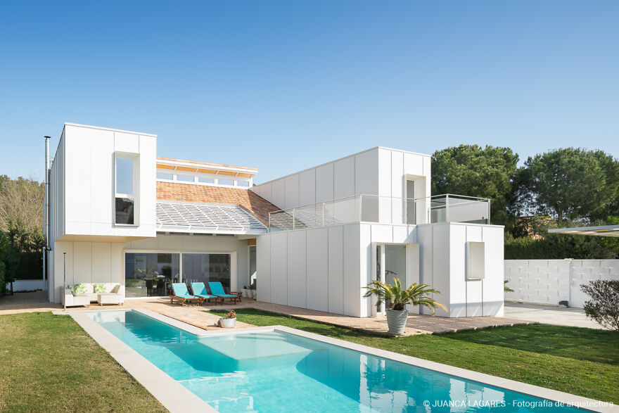 An Incredible Family House In Sevilla Made Of Recycled Shipping Containers An Incredible Family House In Sevilla Made Of Recycled Shipping Containers