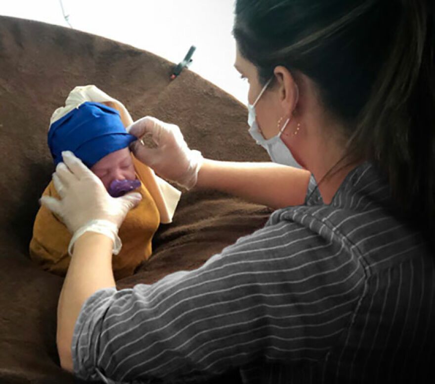 For His Newborn Daughter’s Photoshoot, This Dad Recreated Famous Paintings He And His Wife Love For His Newborn Daughter’s Photoshoot, This Dad Recreated Famous Paintings He And His Wife Love