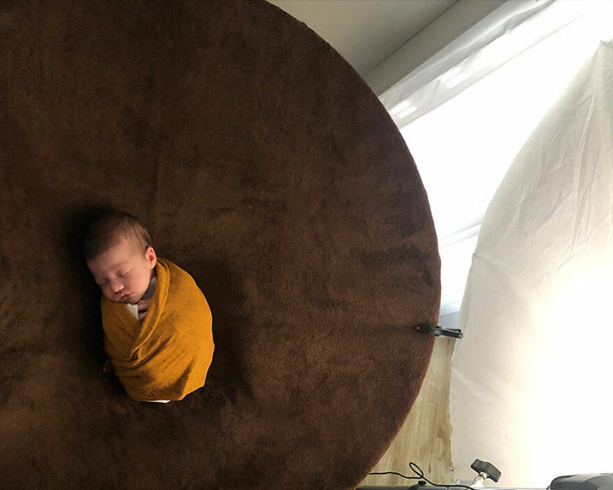 For His Newborn Daughter’s Photoshoot, This Dad Recreated Famous Paintings He And His Wife Love For His Newborn Daughter’s Photoshoot, This Dad Recreated Famous Paintings He And His Wife Love