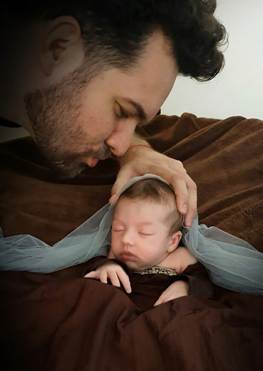 For His Newborn Daughter’s Photoshoot, This Dad Recreated Famous Paintings He And His Wife Love For His Newborn Daughter’s Photoshoot, This Dad Recreated Famous Paintings He And His Wife Love