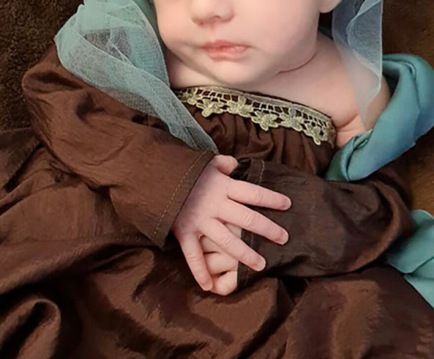 For His Newborn Daughter’s Photoshoot, This Dad Recreated Famous Paintings He And His Wife Love For His Newborn Daughter’s Photoshoot, This Dad Recreated Famous Paintings He And His Wife Love