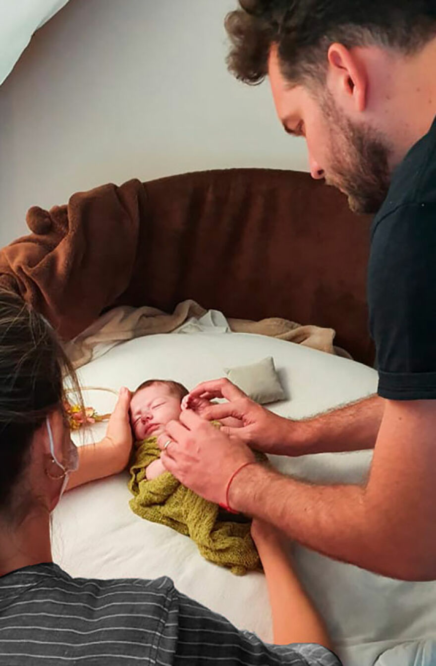 For His Newborn Daughter’s Photoshoot, This Dad Recreated Famous Paintings He And His Wife Love For His Newborn Daughter’s Photoshoot, This Dad Recreated Famous Paintings He And His Wife Love