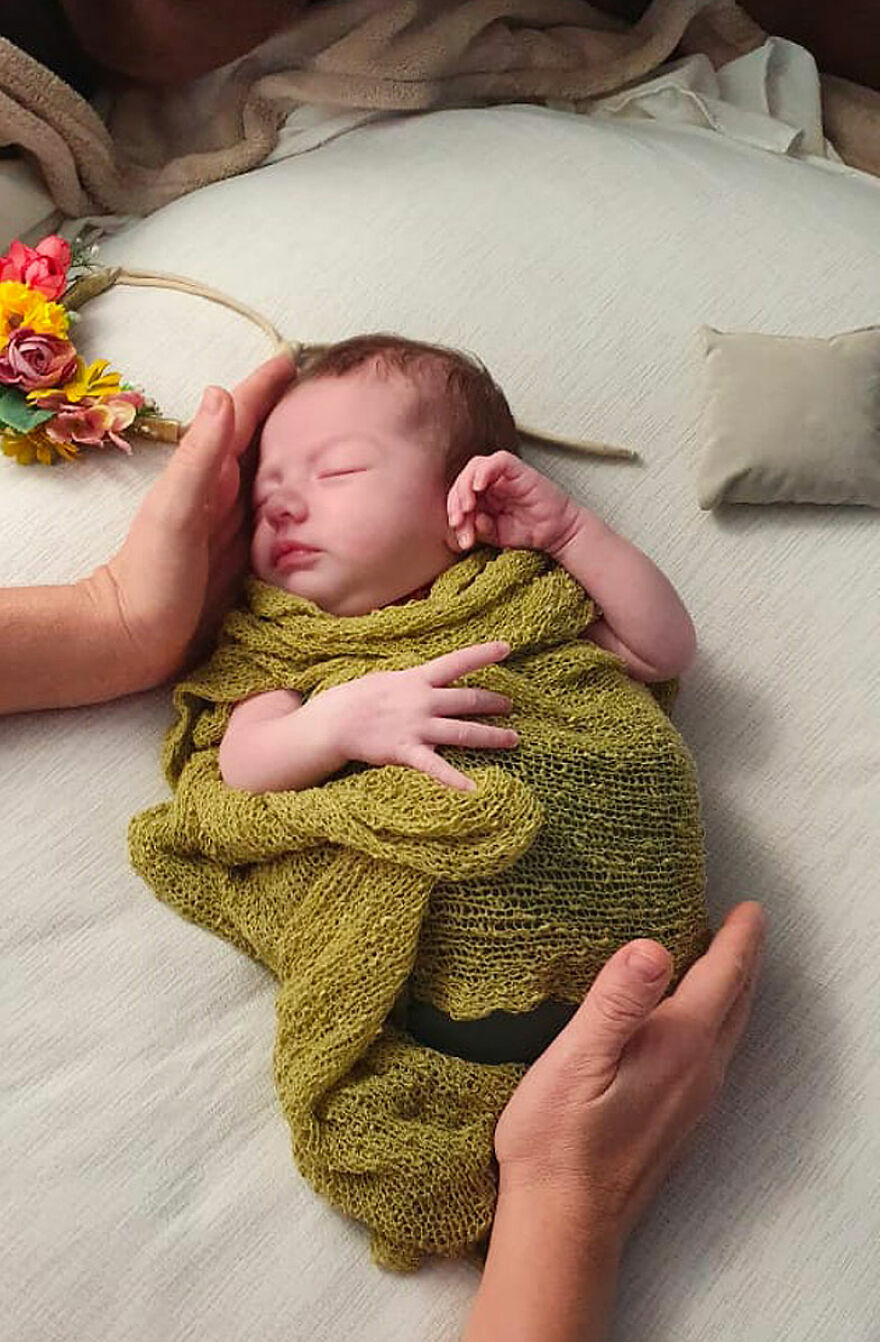 For His Newborn Daughter’s Photoshoot, This Dad Recreated Famous Paintings He And His Wife Love For His Newborn Daughter’s Photoshoot, This Dad Recreated Famous Paintings He And His Wife Love