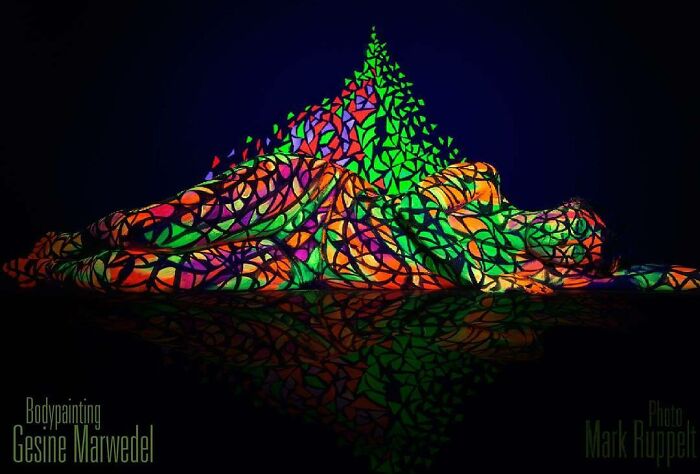 Artist Transforms Human Body Into Incredible Optical Illusions (70 pics) Artist Transforms Human Body Into Incredible Optical Illusions (70 pics)