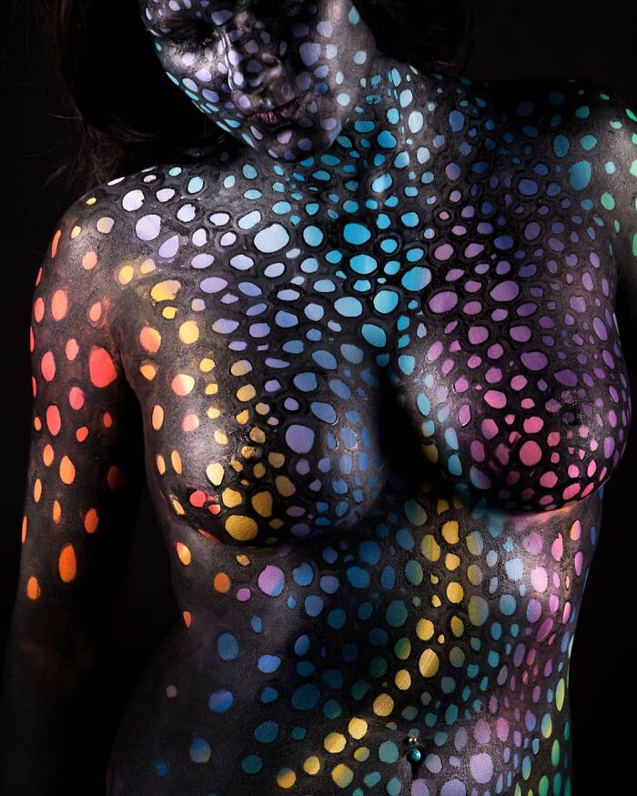 Artist Transforms Human Body Into Incredible Optical Illusions (70 pics) Artist Transforms Human Body Into Incredible Optical Illusions (70 pics)