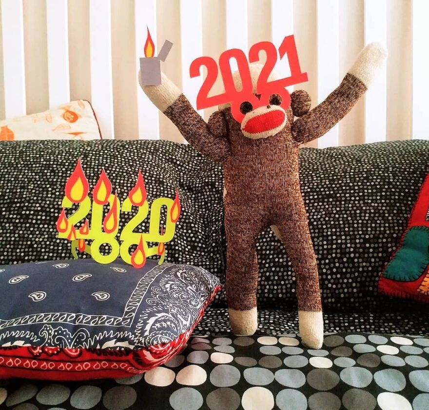 I’ve Made My Wife Laugh Every Day Of The Pandemic With Daily Sock Monkey Shows And I Hope They Make You Smile Too (65 Pics) I’ve Made My Wife Laugh Every Day Of The Pandemic With Daily Sock Monkey Shows And I Hope They Make You Smile Too (65 Pics)