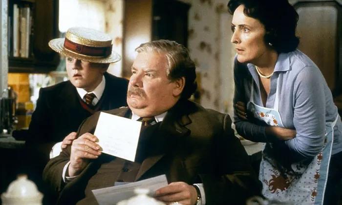 30 Of The Most Infamous ‘Plot Holes’ That The Movies Actually Explained, But The Audience Didn’t Notice 30 Of The Most Infamous ‘Plot Holes’ That The Movies Actually Explained, But The Audience Didn’t Notice