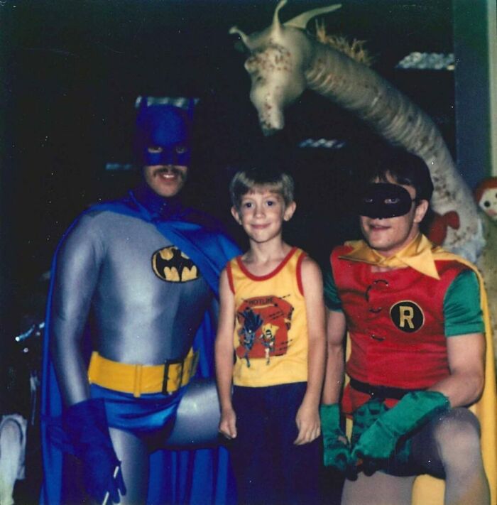 30 Funny And Awkward Pics Of Kids Posing With Superheroes And Popular Characters In The ’70s And ’80s 30 Funny And Awkward Pics Of Kids Posing With Superheroes And Popular Characters In The ’70s And ’80s