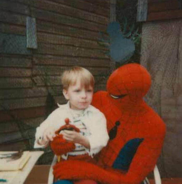 30 Funny And Awkward Pics Of Kids Posing With Superheroes And Popular Characters In The ’70s And ’80s 30 Funny And Awkward Pics Of Kids Posing With Superheroes And Popular Characters In The ’70s And ’80s