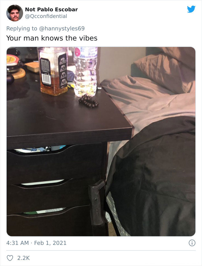 Women Are Comparing Their Side Of The Bed Vs. Their Boyfriends’, And People Find The Similarities Between Men Hilarious Women Are Comparing Their Side Of The Bed Vs. Their Boyfriends’, And People Find The Similarities Between Men Hilarious
