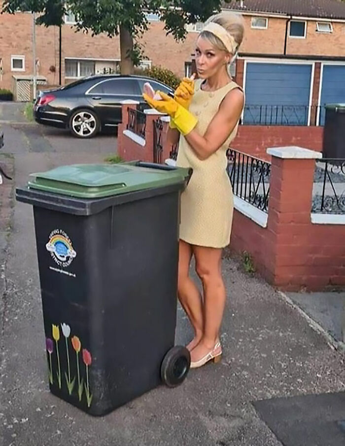 For 20 Weeks, This Essex Woman Wore Posh Dresses To Take Her Garbage Out (13 Pics) For 20 Weeks, This Essex Woman Wore Posh Dresses To Take Her Garbage Out (13 Pics)