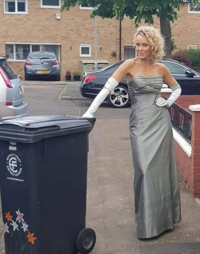For 20 Weeks, This Essex Woman Wore Posh Dresses To Take Her Garbage Out (13 Pics) For 20 Weeks, This Essex Woman Wore Posh Dresses To Take Her Garbage Out (13 Pics)