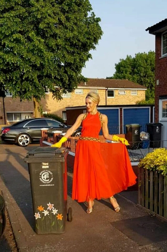 For 20 Weeks, This Essex Woman Wore Posh Dresses To Take Her Garbage Out (13 Pics) For 20 Weeks, This Essex Woman Wore Posh Dresses To Take Her Garbage Out (13 Pics)