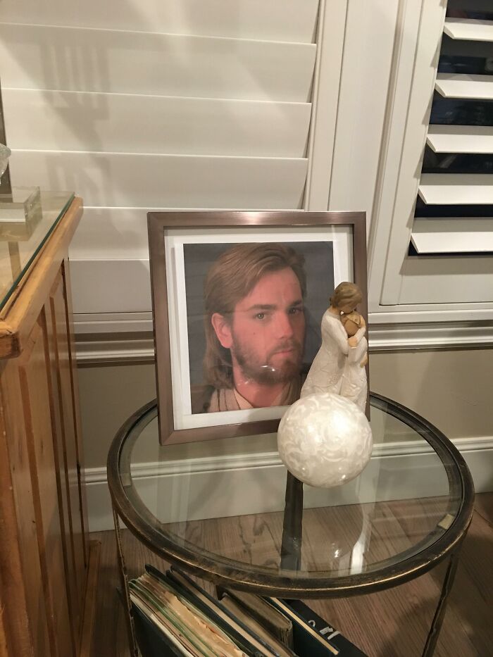 Guy Gives Mormon Parents Obi-Wan Kenobi Portrait, Mom Hangs It, Thinking It’s Jesus Christ Guy Gives Mormon Parents Obi-Wan Kenobi Portrait, Mom Hangs It, Thinking It’s Jesus Christ