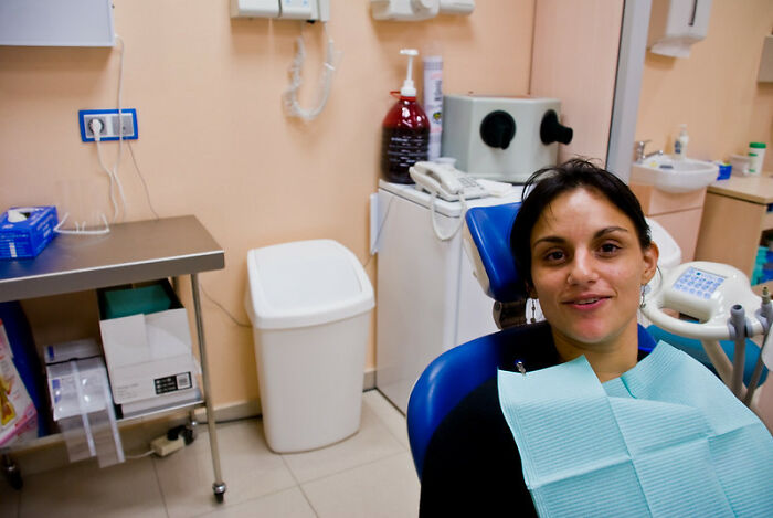 Someone Asks Dentists “Why Do You Talk To Your Patients While Your Hands Are In Their Mouths?”, Gets 26 Honest Answers Someone Asks Dentists “Why Do You Talk To Your Patients While Your Hands Are In Their Mouths?”, Gets 26 Honest Answers