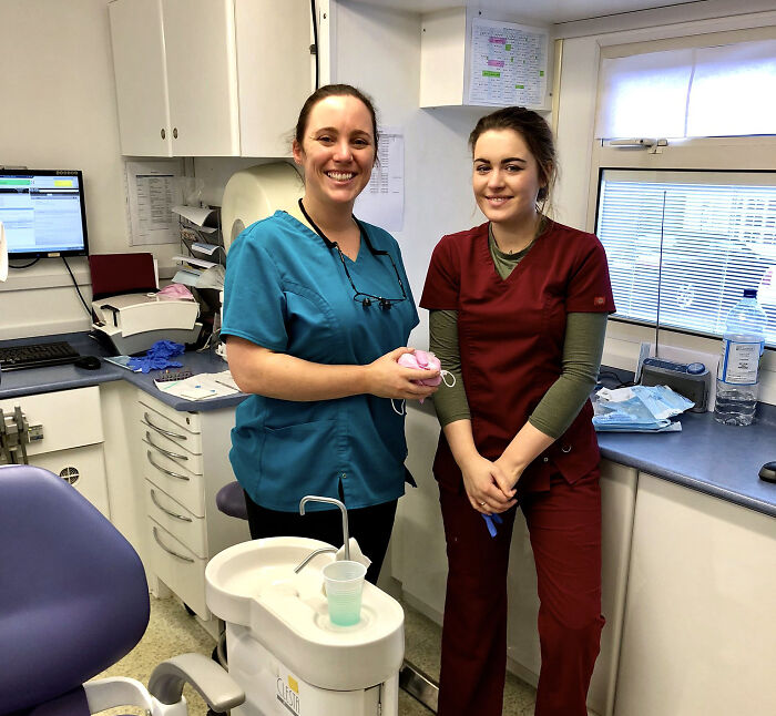 Someone Asks Dentists “Why Do You Talk To Your Patients While Your Hands Are In Their Mouths?”, Gets 26 Honest Answers Someone Asks Dentists “Why Do You Talk To Your Patients While Your Hands Are In Their Mouths?”, Gets 26 Honest Answers