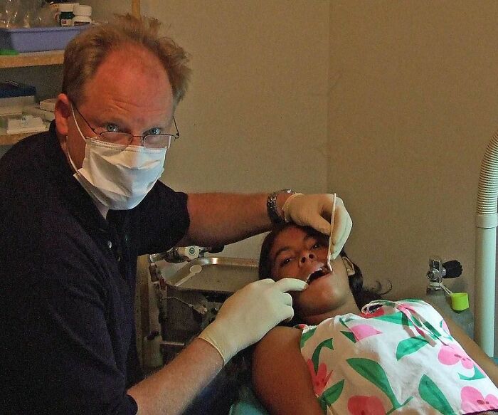 Someone Asks Dentists “Why Do You Talk To Your Patients While Your Hands Are In Their Mouths?”, Gets 26 Honest Answers Someone Asks Dentists “Why Do You Talk To Your Patients While Your Hands Are In Their Mouths?”, Gets 26 Honest Answers