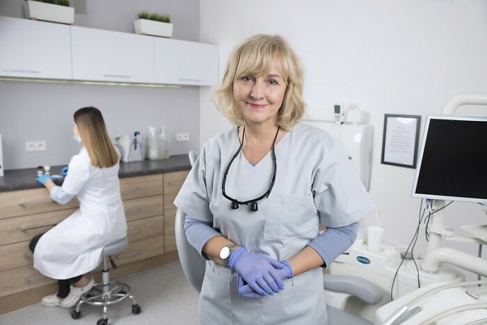 Someone Asks Dentists “Why Do You Talk To Your Patients While Your Hands Are In Their Mouths?”, Gets 26 Honest Answers Someone Asks Dentists “Why Do You Talk To Your Patients While Your Hands Are In Their Mouths?”, Gets 26 Honest Answers