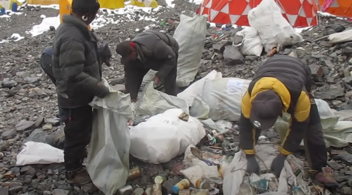 Alpinist Organizes A Massive Clean-Up Of Mount Everest, Removes 8.5 Tons Of Rubbish Alpinist Organizes A Massive Clean-Up Of Mount Everest, Removes 8.5 Tons Of Rubbish