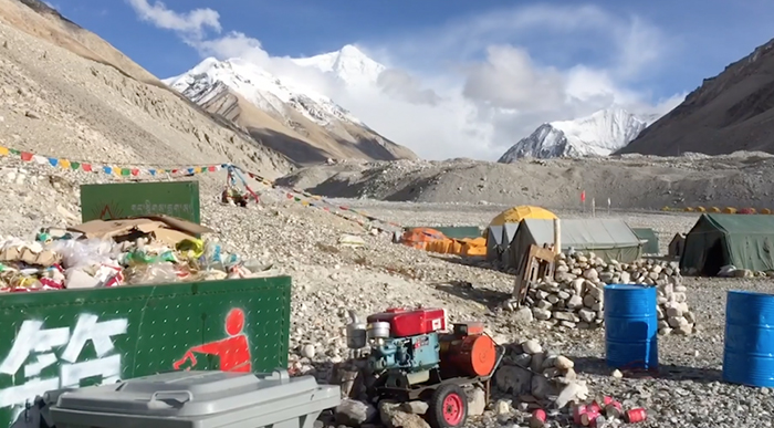 Alpinist Organizes A Massive Clean-Up Of Mount Everest, Removes 8.5 Tons Of Rubbish Alpinist Organizes A Massive Clean-Up Of Mount Everest, Removes 8.5 Tons Of Rubbish
