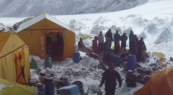 Alpinist Organizes A Massive Clean-Up Of Mount Everest, Removes 8.5 Tons Of Rubbish Alpinist Organizes A Massive Clean-Up Of Mount Everest, Removes 8.5 Tons Of Rubbish
