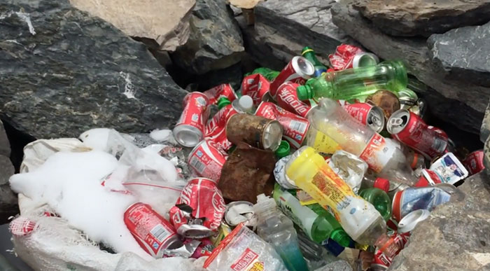 Alpinist Organizes A Massive Clean-Up Of Mount Everest, Removes 8.5 Tons Of Rubbish Alpinist Organizes A Massive Clean-Up Of Mount Everest, Removes 8.5 Tons Of Rubbish