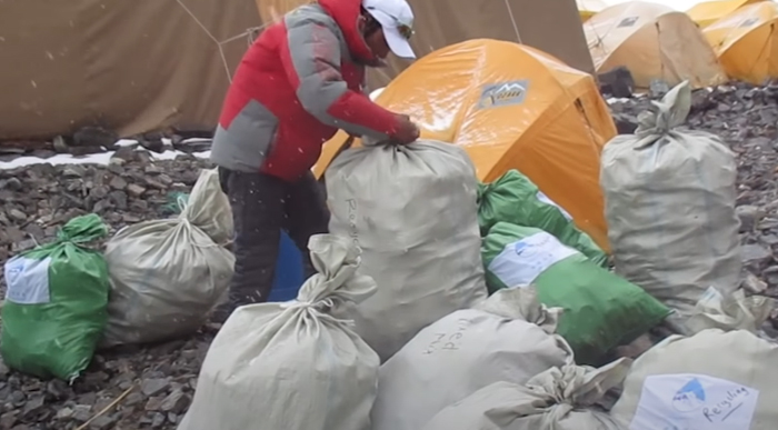 Alpinist Organizes A Massive Clean-Up Of Mount Everest, Removes 8.5 Tons Of Rubbish Alpinist Organizes A Massive Clean-Up Of Mount Everest, Removes 8.5 Tons Of Rubbish