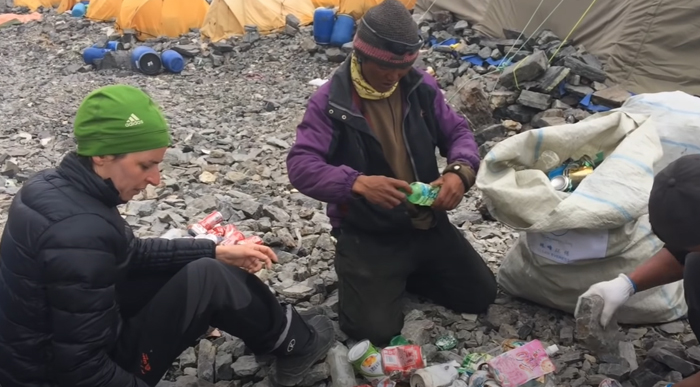 Alpinist Organizes A Massive Clean-Up Of Mount Everest, Removes 8.5 Tons Of Rubbish Alpinist Organizes A Massive Clean-Up Of Mount Everest, Removes 8.5 Tons Of Rubbish