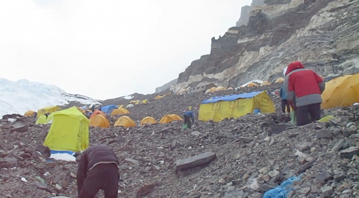 Alpinist Organizes A Massive Clean-Up Of Mount Everest, Removes 8.5 Tons Of Rubbish Alpinist Organizes A Massive Clean-Up Of Mount Everest, Removes 8.5 Tons Of Rubbish
