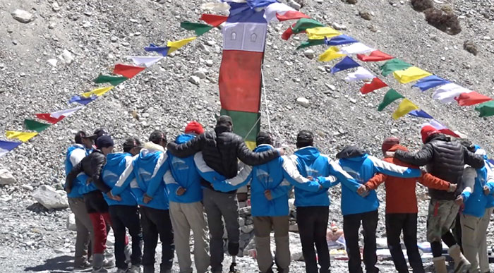 Alpinist Organizes A Massive Clean-Up Of Mount Everest, Removes 8.5 Tons Of Rubbish Alpinist Organizes A Massive Clean-Up Of Mount Everest, Removes 8.5 Tons Of Rubbish