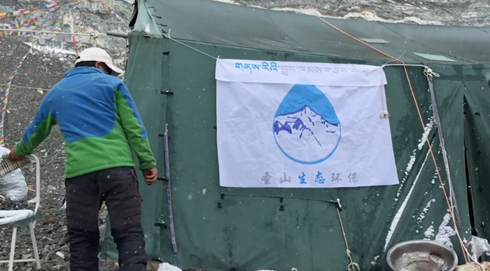 Alpinist Organizes A Massive Clean-Up Of Mount Everest, Removes 8.5 Tons Of Rubbish Alpinist Organizes A Massive Clean-Up Of Mount Everest, Removes 8.5 Tons Of Rubbish