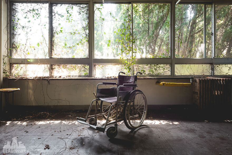 I Took Pictures Of A Japanese Island That Is Full Of Decayed Buildings And Has Less Than 130 People Living On It (36 Pics) I Took Pictures Of A Japanese Island That Is Full Of Decayed Buildings And Has Less Than 130 People Living On It (36 Pics)