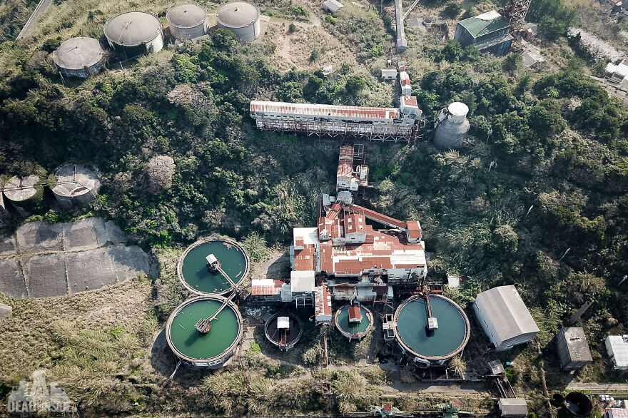 I Took Pictures Of A Japanese Island That Is Full Of Decayed Buildings And Has Less Than 130 People Living On It (36 Pics) I Took Pictures Of A Japanese Island That Is Full Of Decayed Buildings And Has Less Than 130 People Living On It (36 Pics)