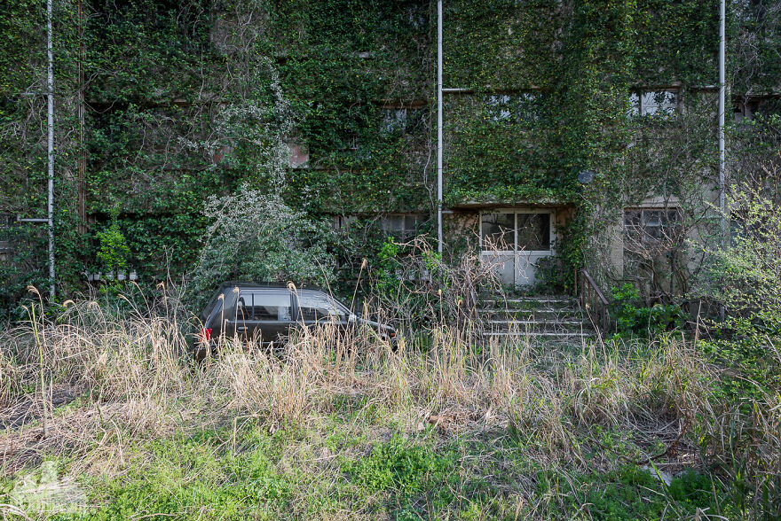 I Took Pictures Of A Japanese Island That Is Full Of Decayed Buildings And Has Less Than 130 People Living On It (36 Pics) I Took Pictures Of A Japanese Island That Is Full Of Decayed Buildings And Has Less Than 130 People Living On It (36 Pics)