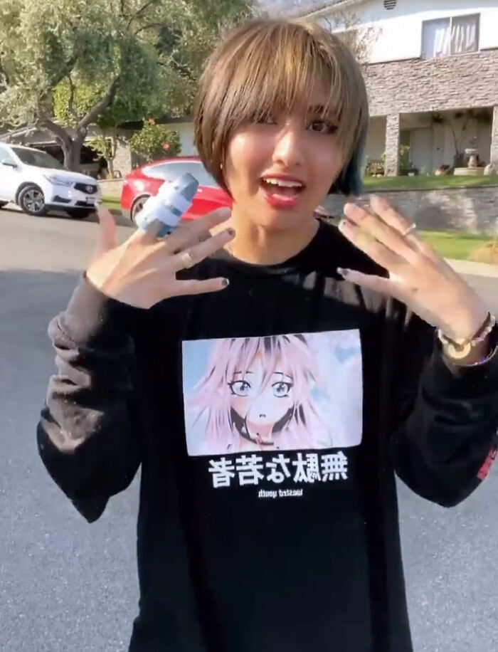 “I Have To Protect Her”: Courageous 17-Year-Old Saves Her Dog From An Aggressive Bear With Cubs By Pushing It Off A Fence